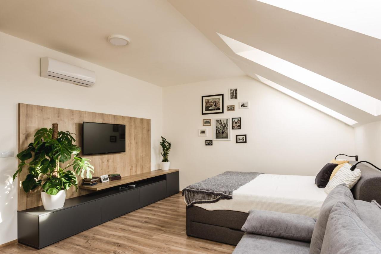 Flexihome Sk - Komenskeho - Private Parking Spot - Ultra Modern And Stylish Apartment