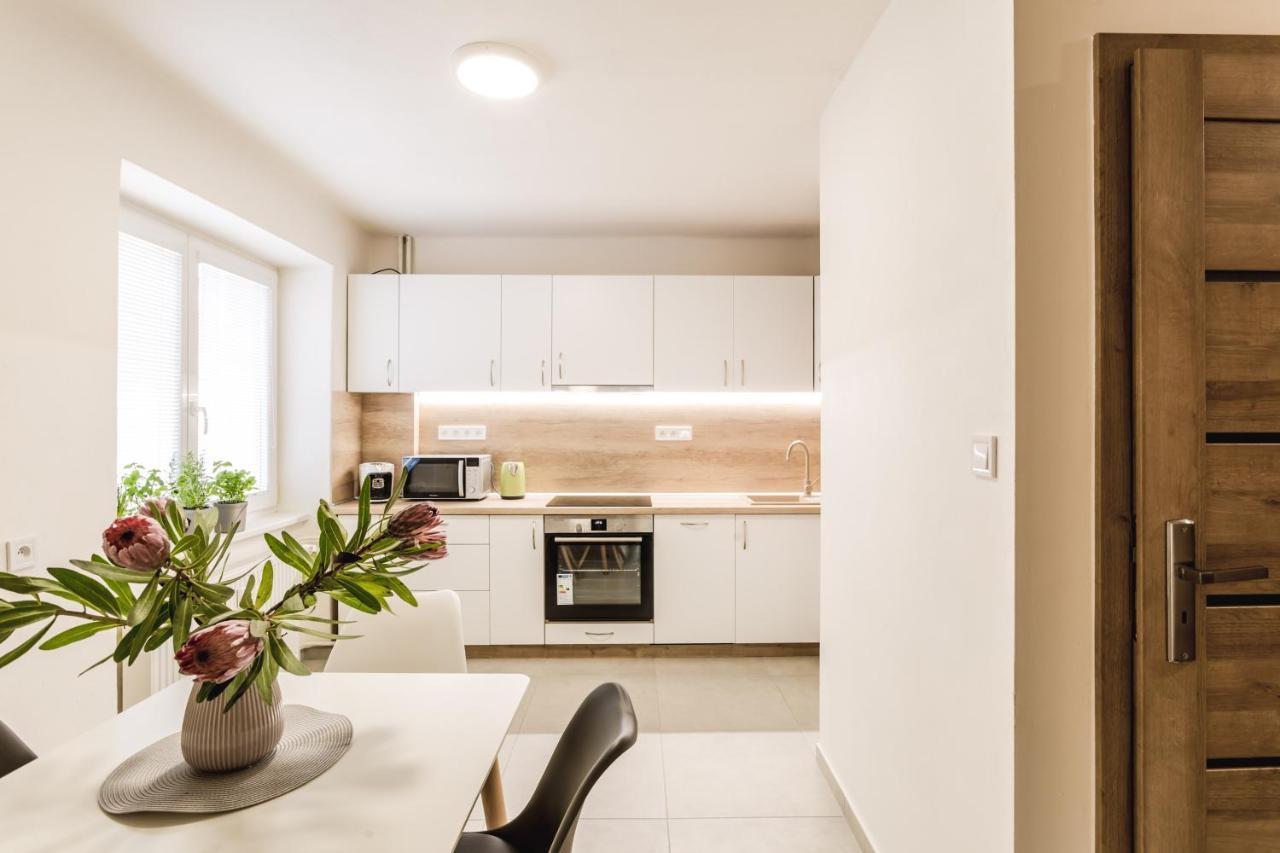 Flexihome Sk - Komenskeho - Private Parking Spot - Ultra Modern And Stylish *